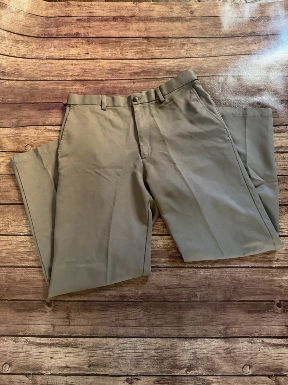 Men’s Haggar Dress Pants 33x32 Flat Front Dark Taupe